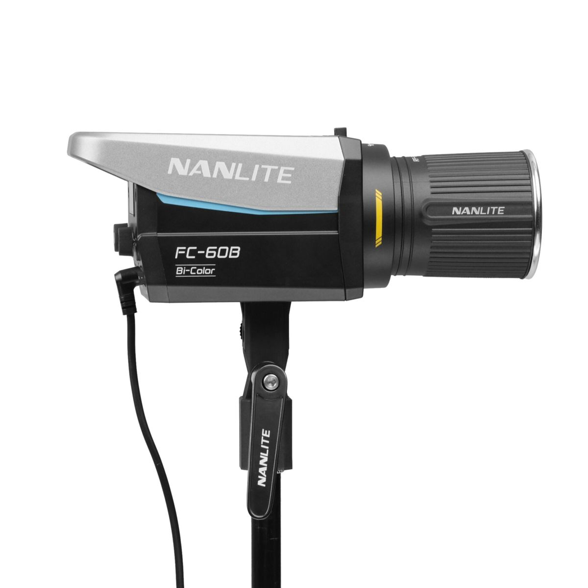 Ein schwarzer und silberner Nanlite FC-60B Bi-Color LED-Scheinwerfer auf einem Stativ.
