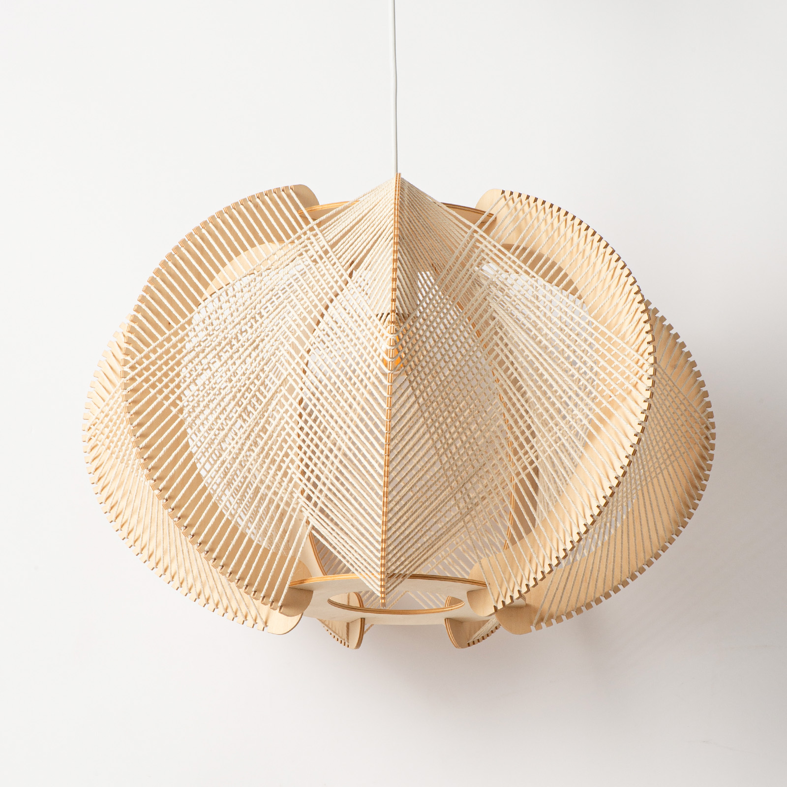 Lámpara colgante de madera y cuerda con diseño geométrico.