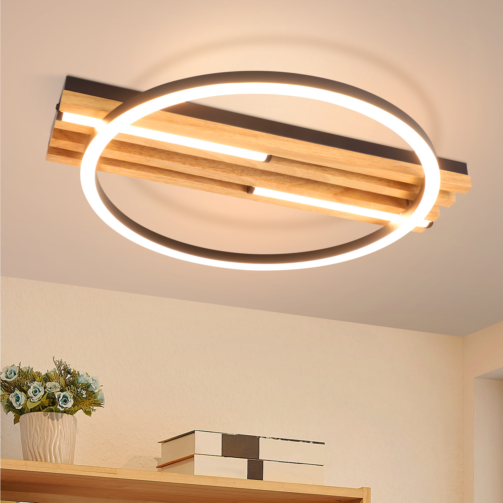 Una moderna lampada da soffitto con legno e anello LED.