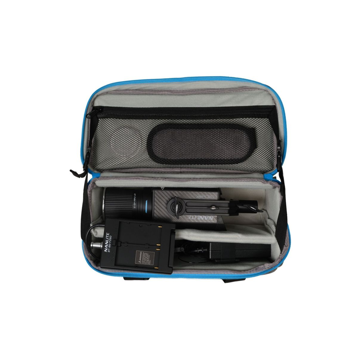 Offene blaue Tasche mit Fotoausrüstung: Akku, Lampe und Zubehör.