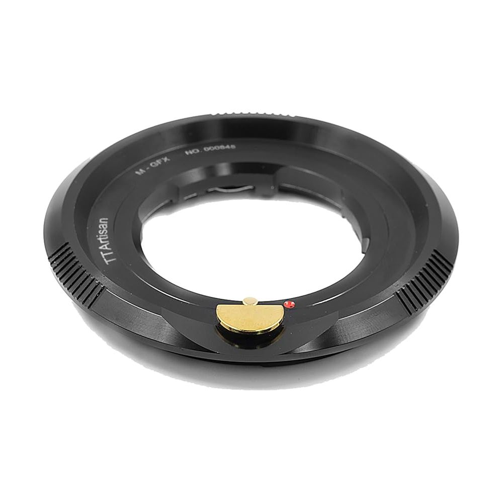 Adaptateur d'objectif TTArtisan noir avec accents dorés et rouges sur fond blanc.