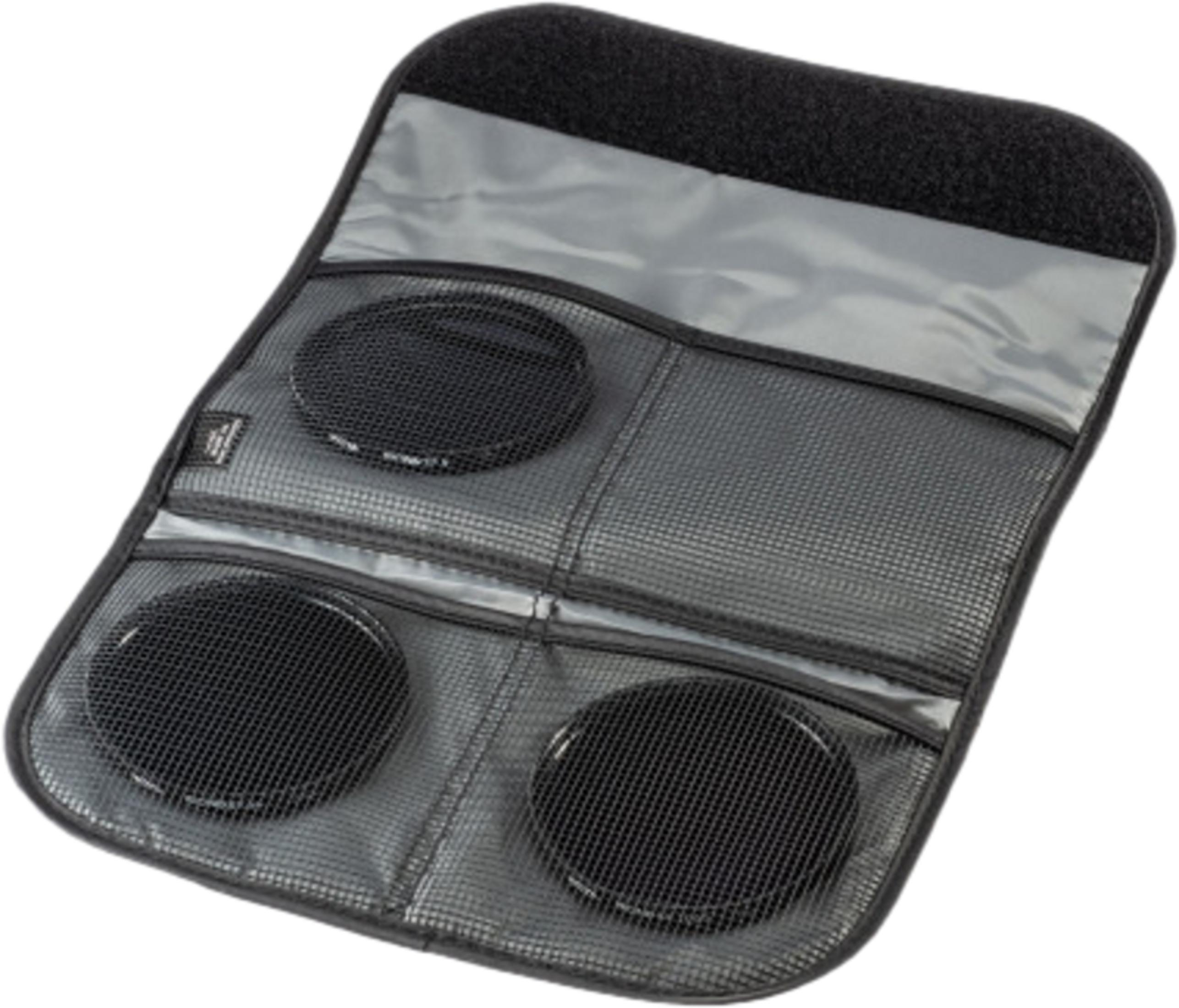 Zwarte etui met mesh vakken voor drie ronde filters. Klittenbandsluiting boven.