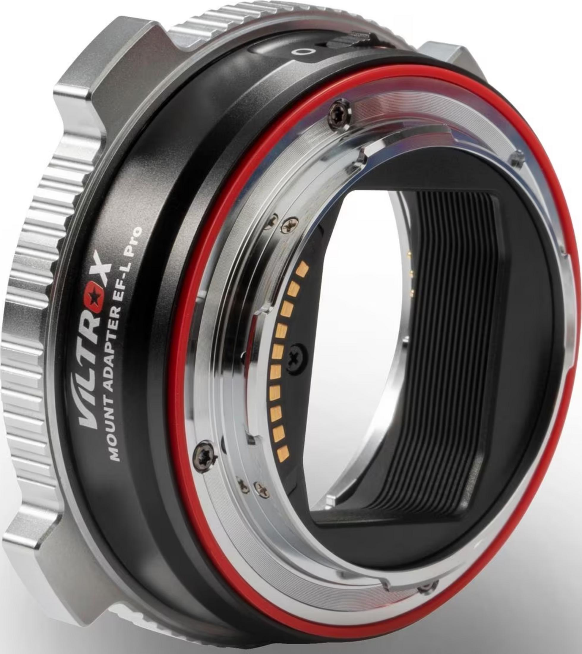 Un adaptateur de monture Viltrox EF-L Pro avec corps argenté, bague rouge et soufflet noir.