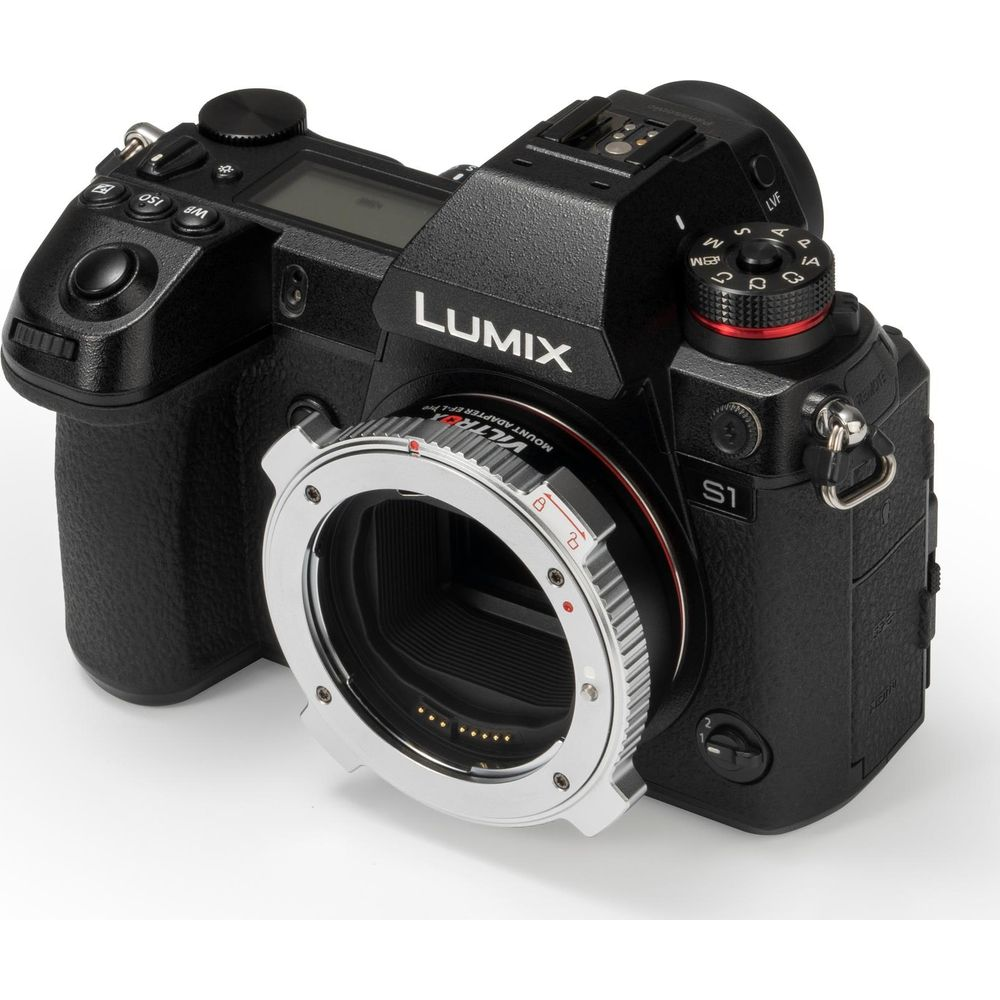 Appareil photo Lumix S1 noir avec adaptateur d'objectif. Détails fond blanc.