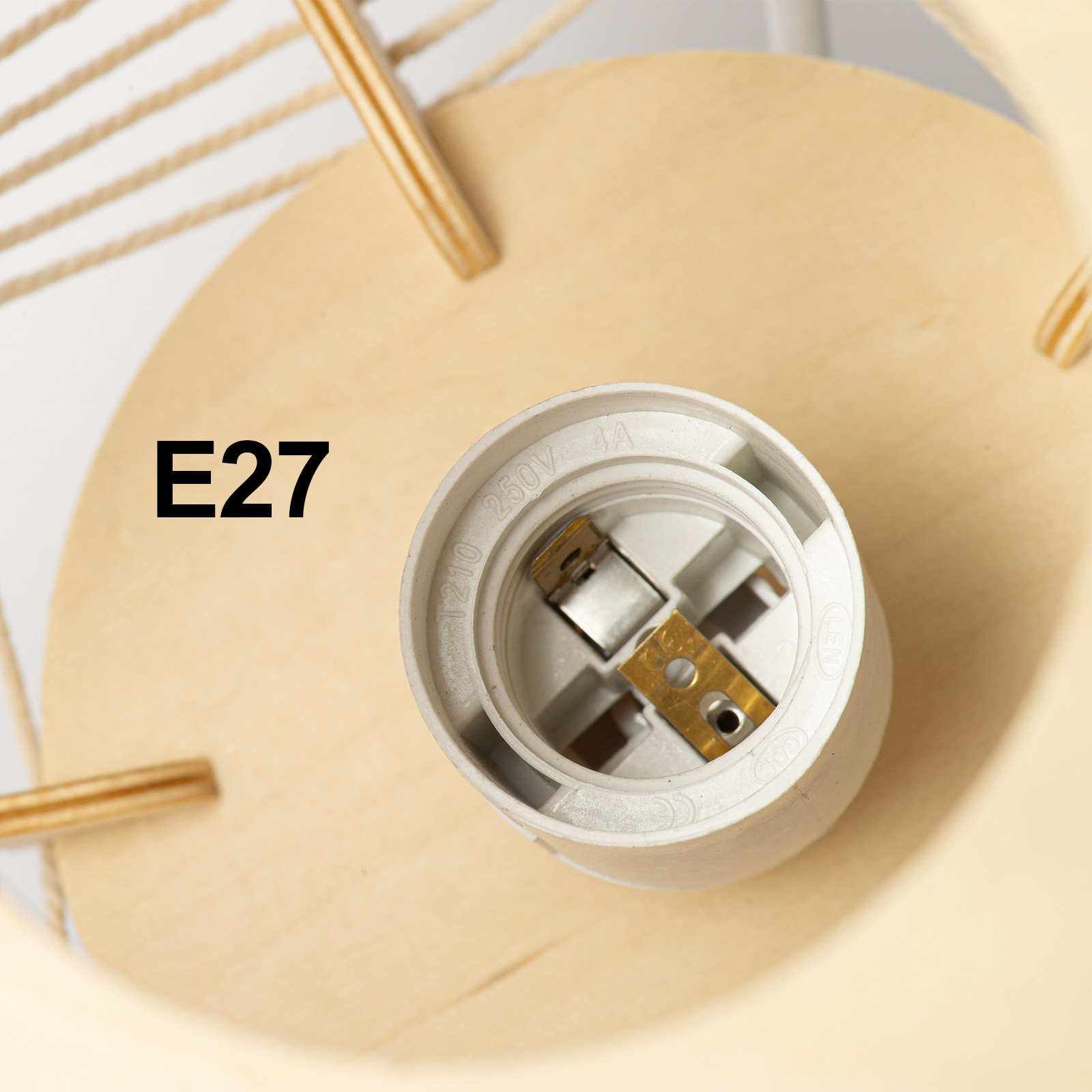 Primer plano de un portalámparas E27 con elementos de madera y detalles de cuerda.