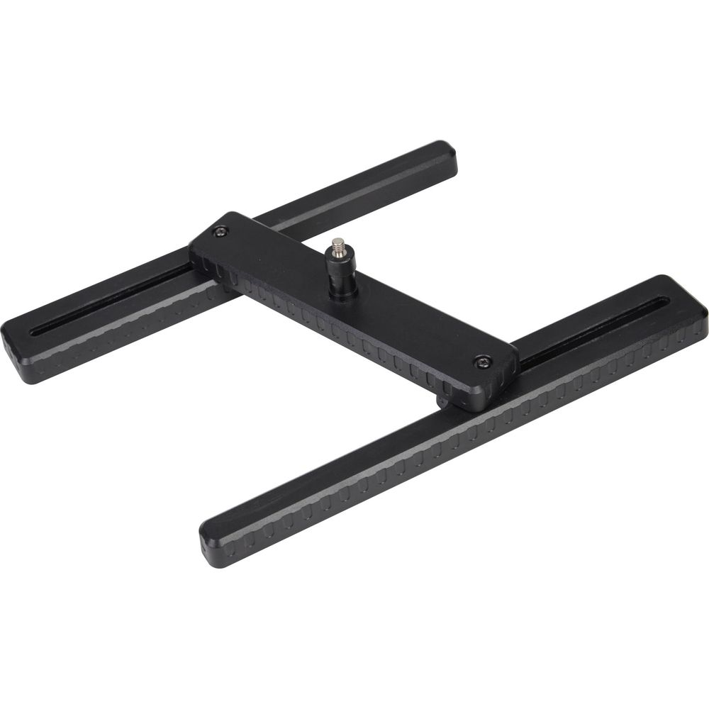 Una staffa per flash per fotocamera nera regolabile con fessure per accessori.