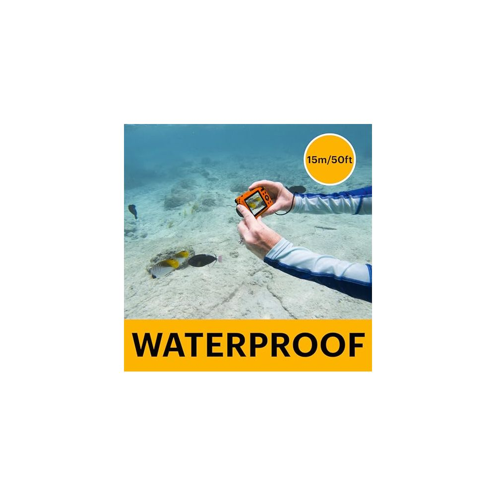 Unterwasseraufnahme: Hände halten orangefarbene Kamera, Fische schwimmen.