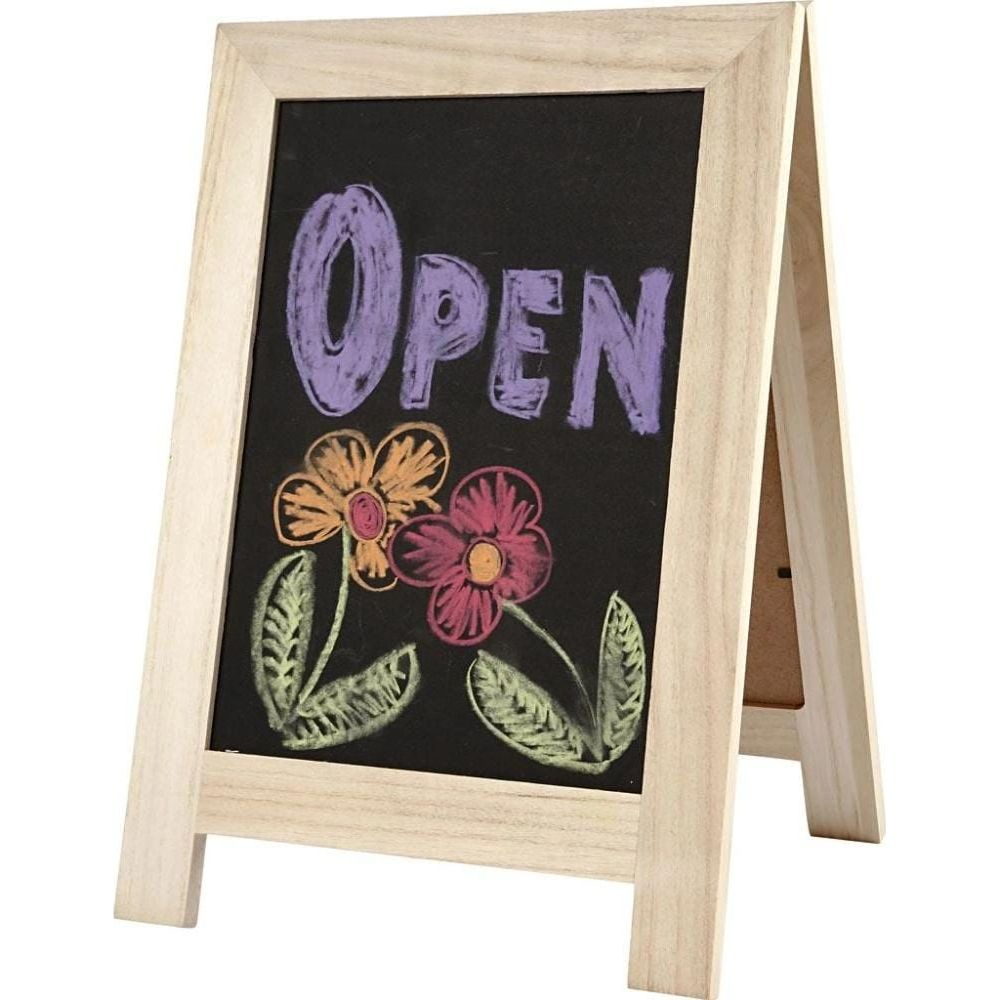 Ein hölzerner Aufsteller mit einer Tafel, auf der "OPEN" und Blumen gezeichnet sind.