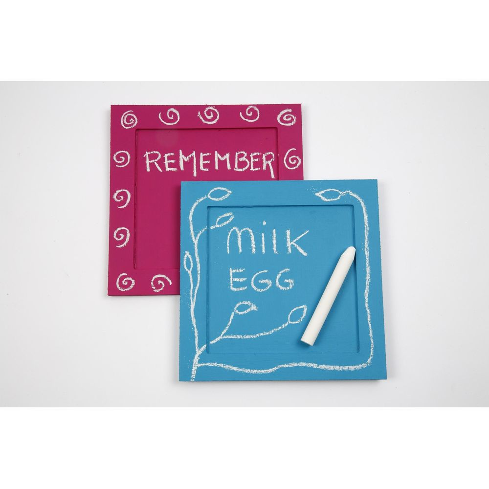 Zwei Tafeln, eine rote mit „Remember“ und eine blaue mit „milk EGG“.