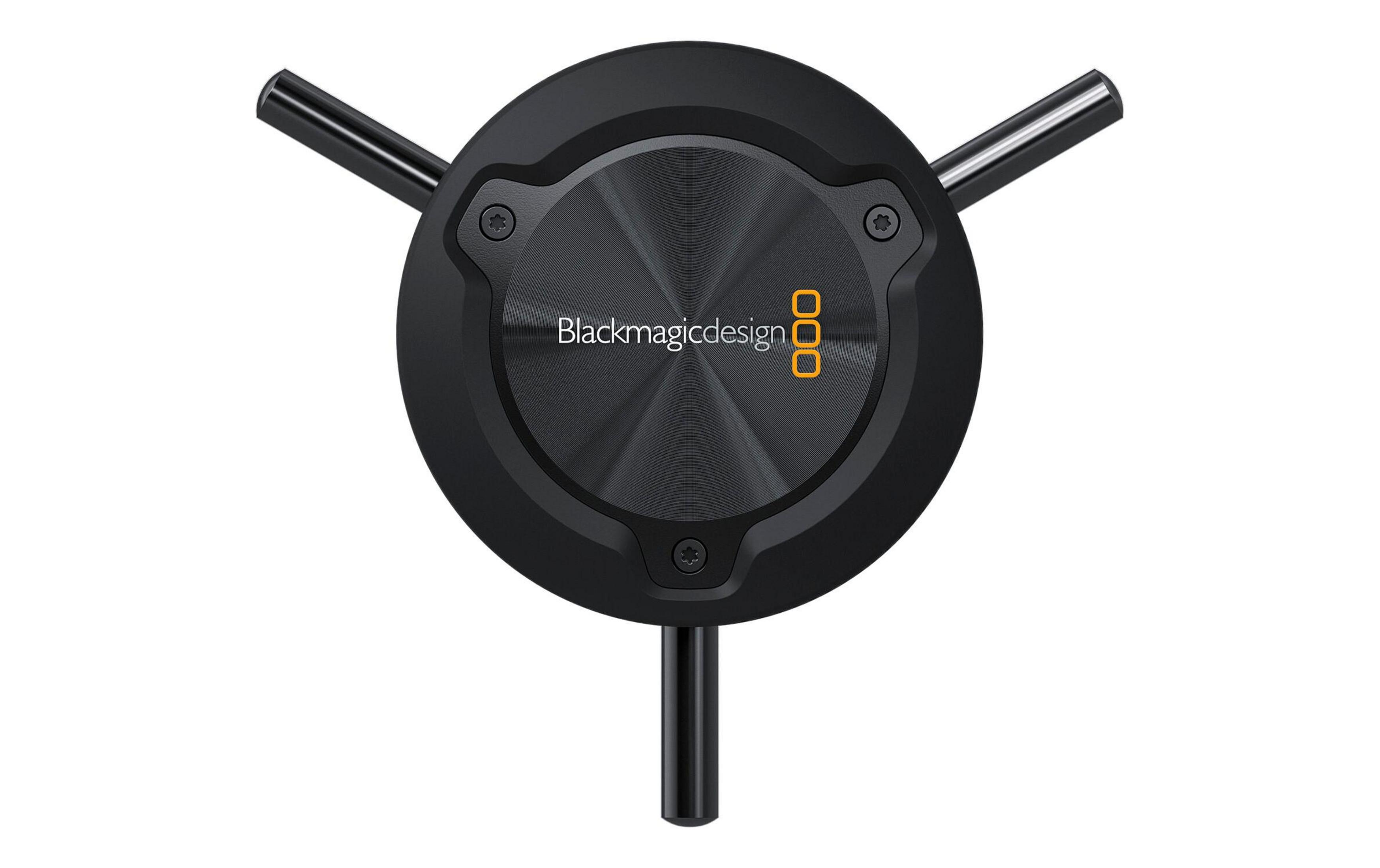 Un appareil noir et rond avec trois tiges et le logo Blackmagicdesign.
