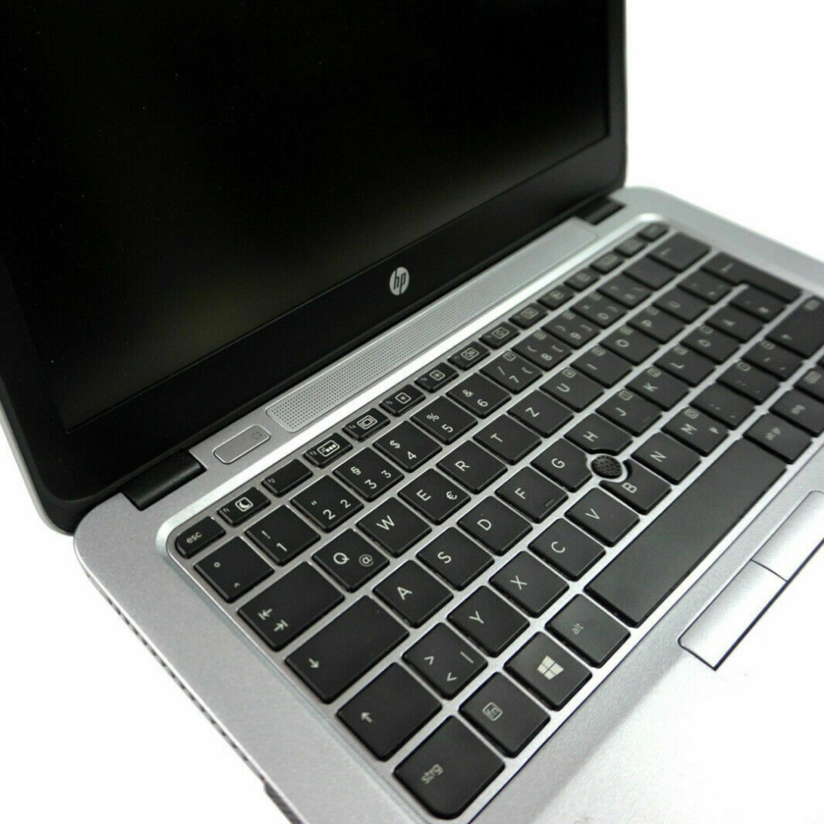Ein silberner HP Laptop mit schwarzer Tastatur und Bildschirm.
