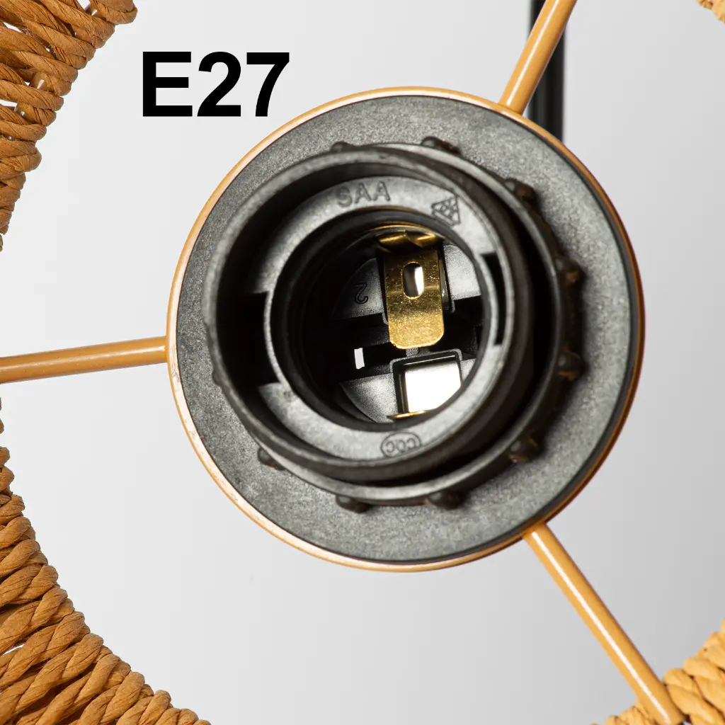 Primer plano de un portalámparas E27 con tejido de ratán marrón.