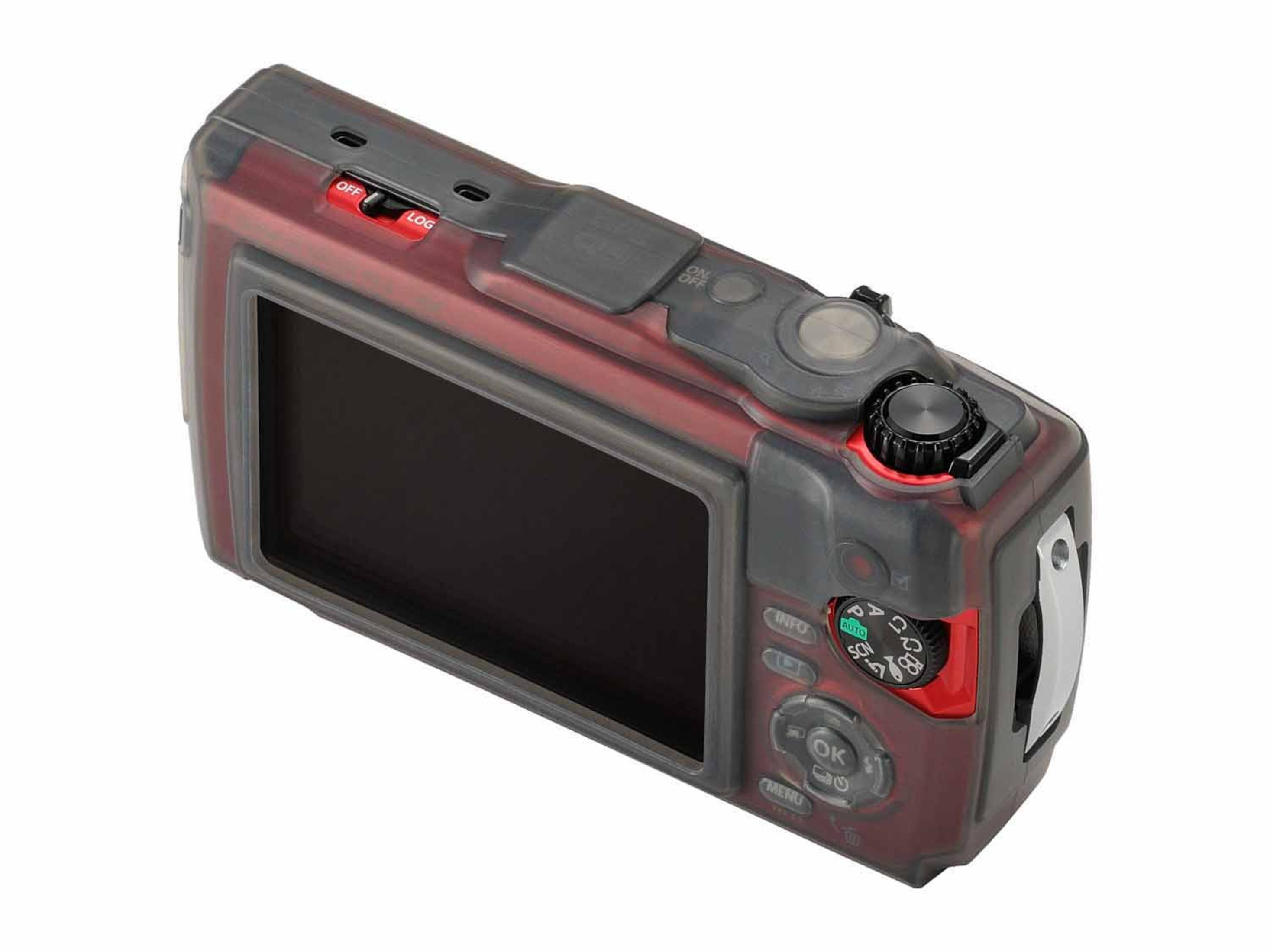 Una fotocamera digitale rossa con custodia nera, su sfondo bianco.
