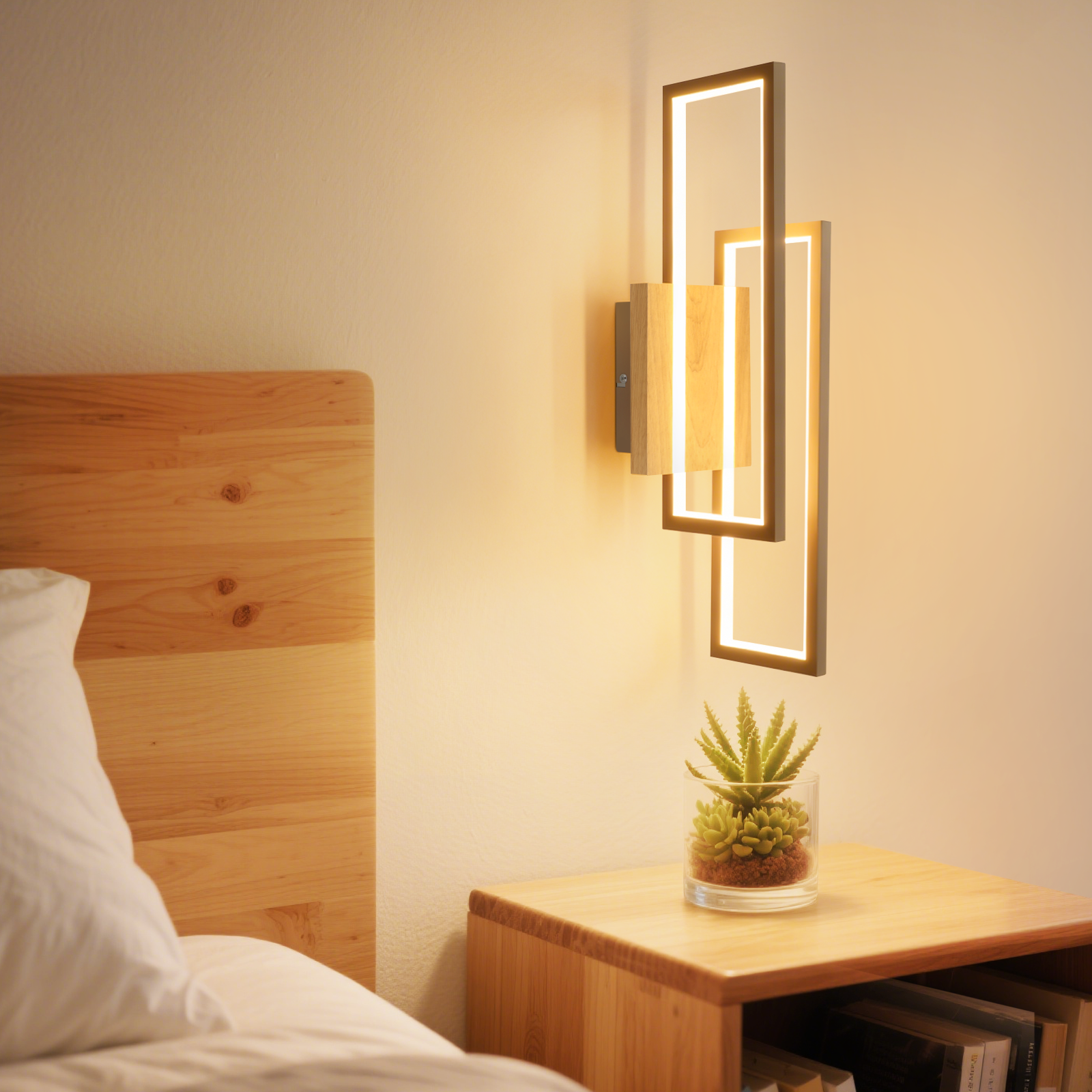Un comodino in legno con pianta in vaso e applique.