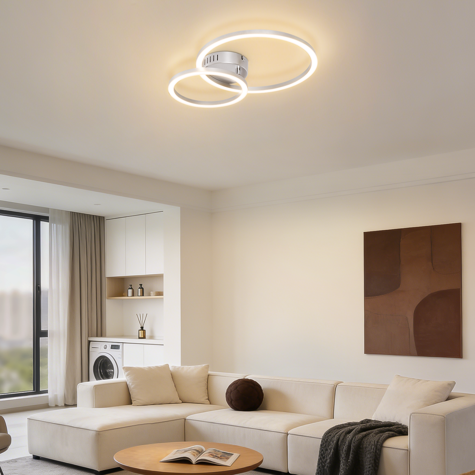 Un soggiorno moderno con divano angolare, tavolino e lampada da soffitto.