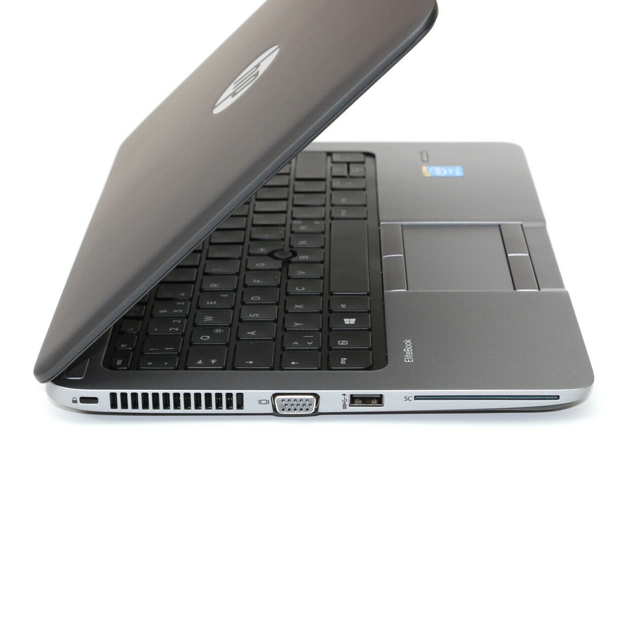 Ein graues HP EliteBook Laptop mit geöffnetem Deckel auf weißem Hintergrund.
