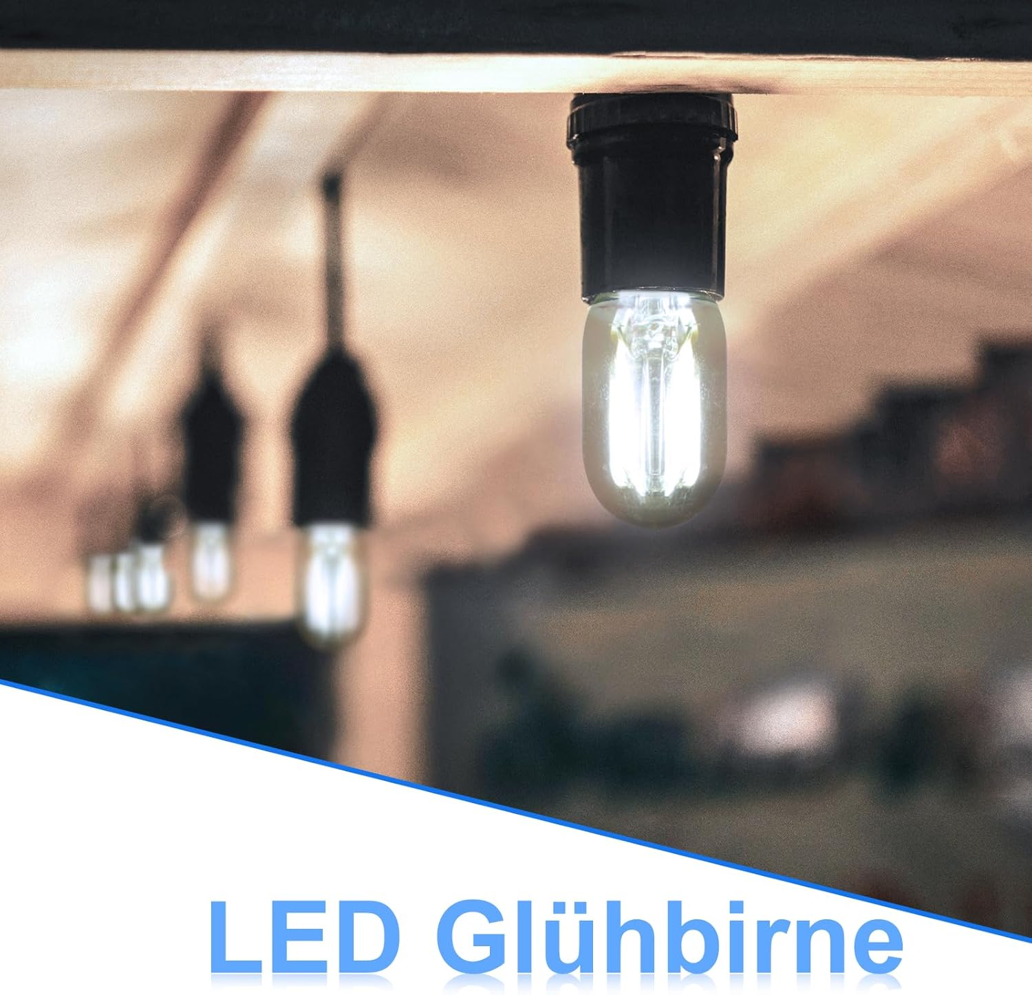 Eine einzelne LED-Glühbirne leuchtet, im Hintergrund sind weitere unscharf.
