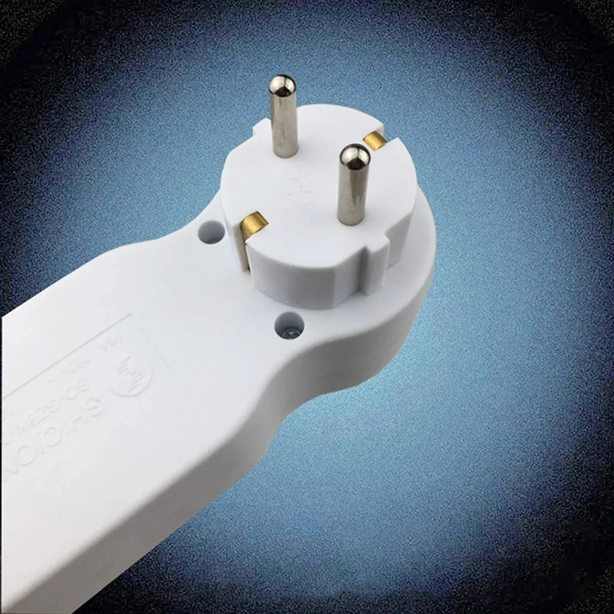Ein weißer Stecker mit drei silbernen Stiften auf blauem Hintergrund.