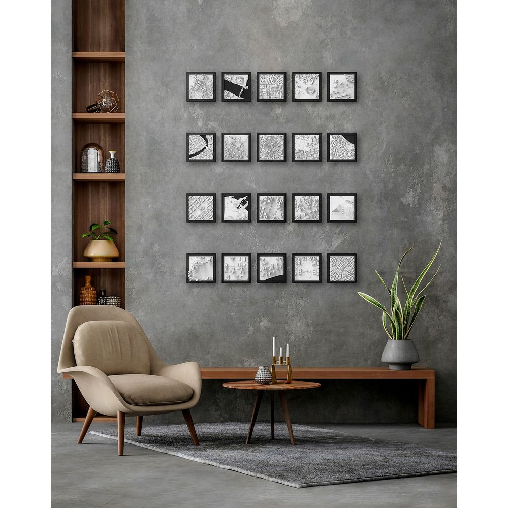 Un salon avec des murs gris, une étagère en bois, un fauteuil et une table.