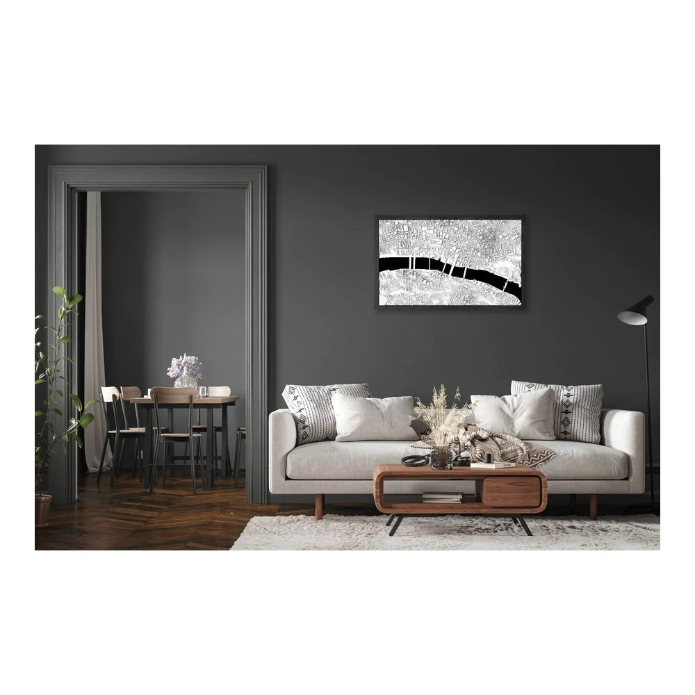 Ein Wohnzimmer mit einem Sofa, Couchtisch und einer Karte von London an der Wand.