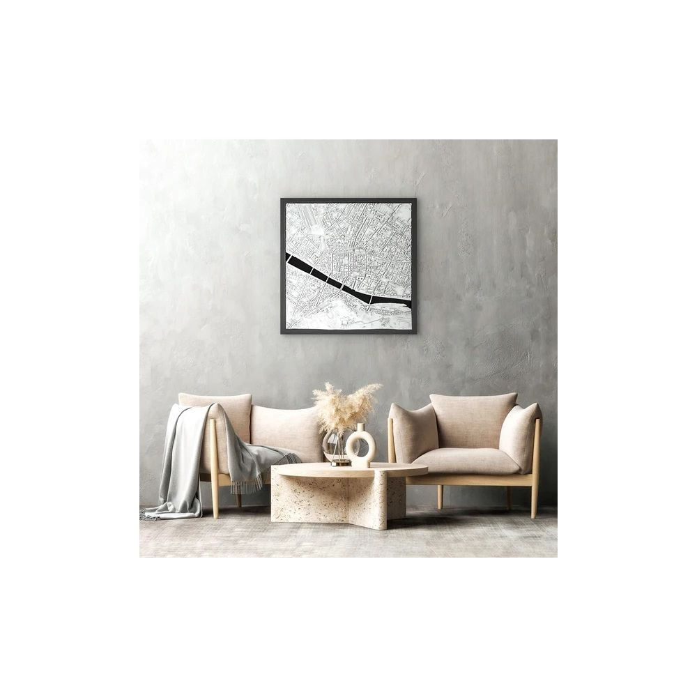 Modernes Wohnzimmer mit Kartenkunst, Sofa, Stühlen und Couchtisch.