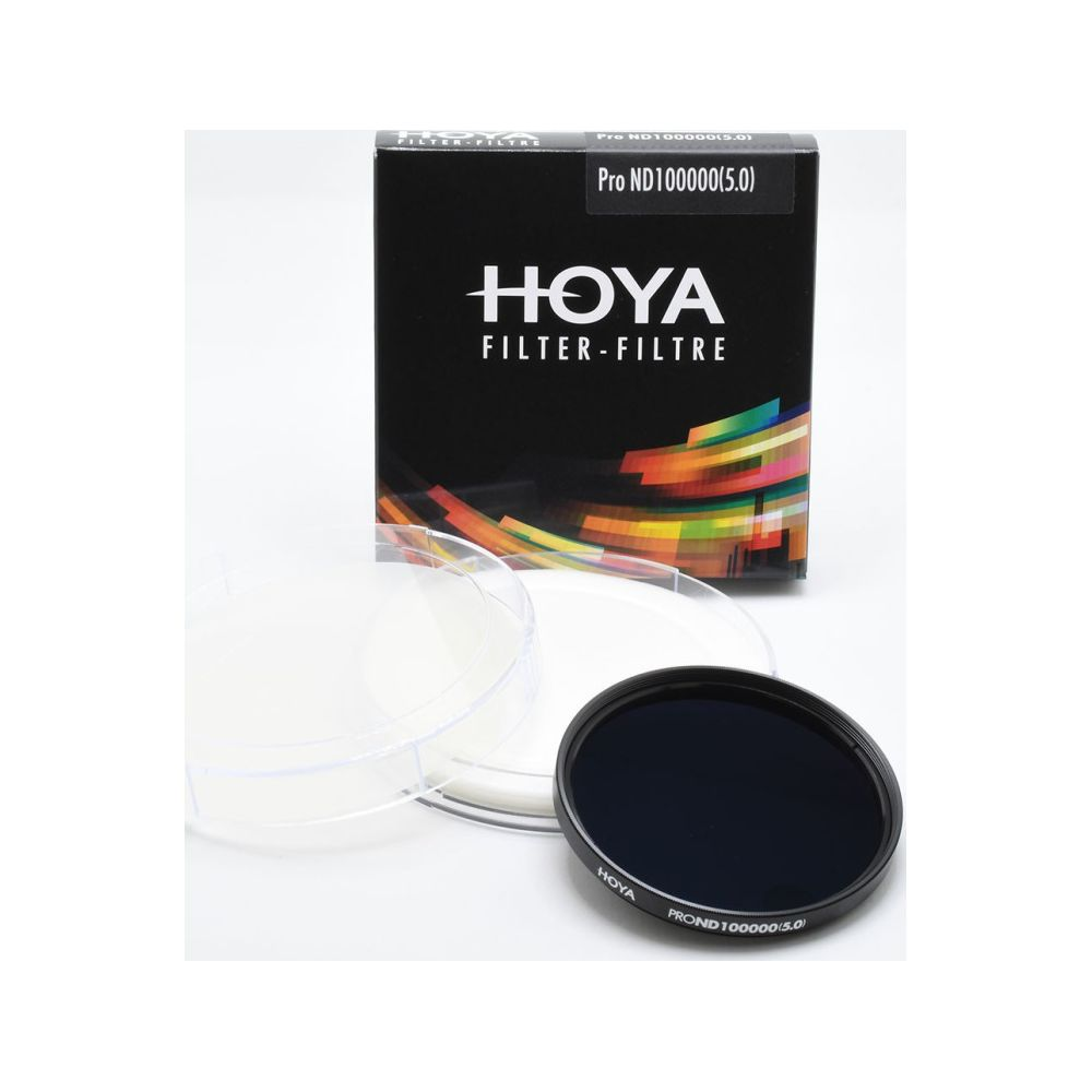 Un filtre Hoya Pro ND100000(5.0) et son emballage sur fond blanc.