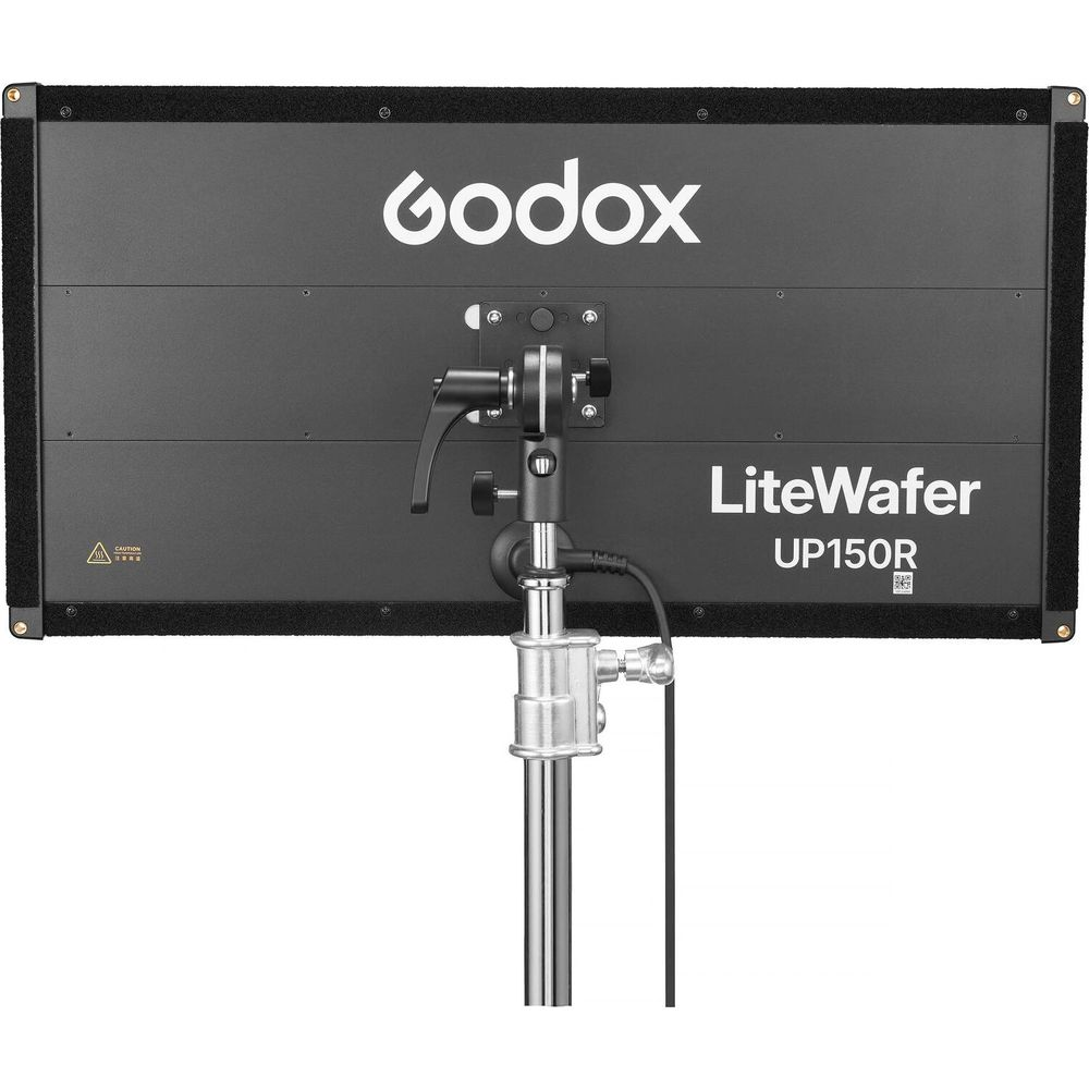 Un panneau LED noir Godox LiteWafer UP150R sur un support avec fixation et câbles.