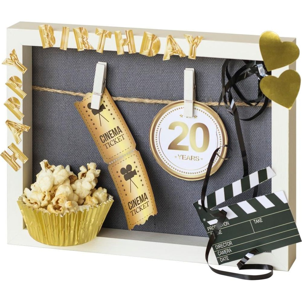 Décoration pour 20e anniversaire avec pop-corn, billets de cinéma et clap.