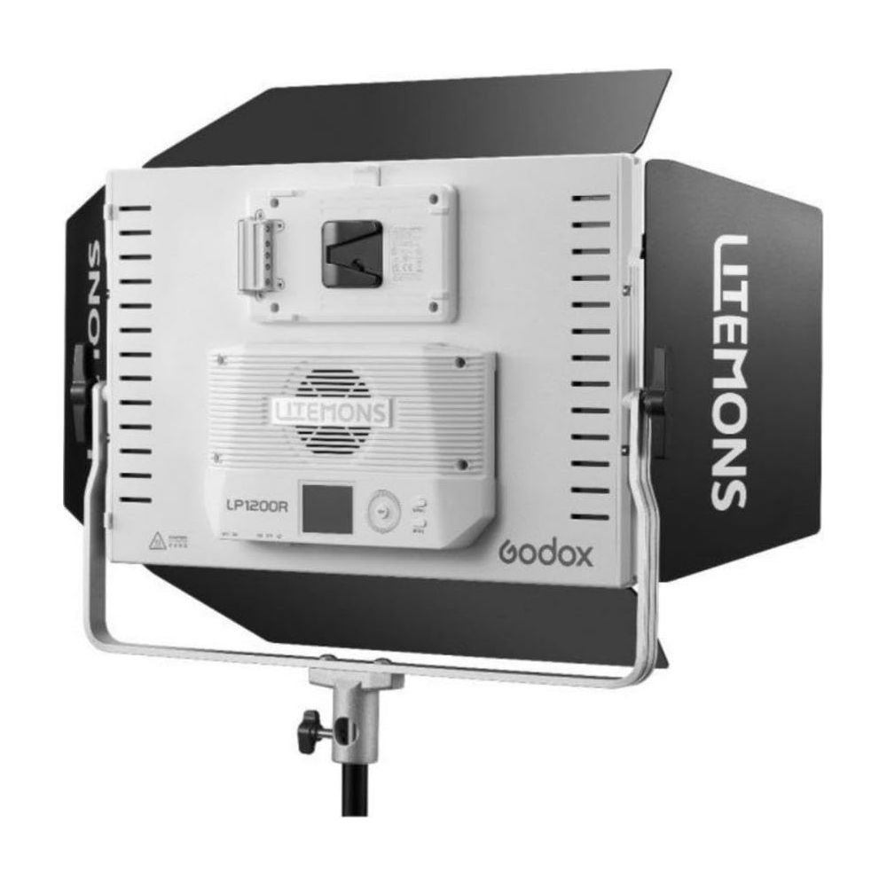 Une lumière LED Godox LP1200R avec volets, montée sur un pied.