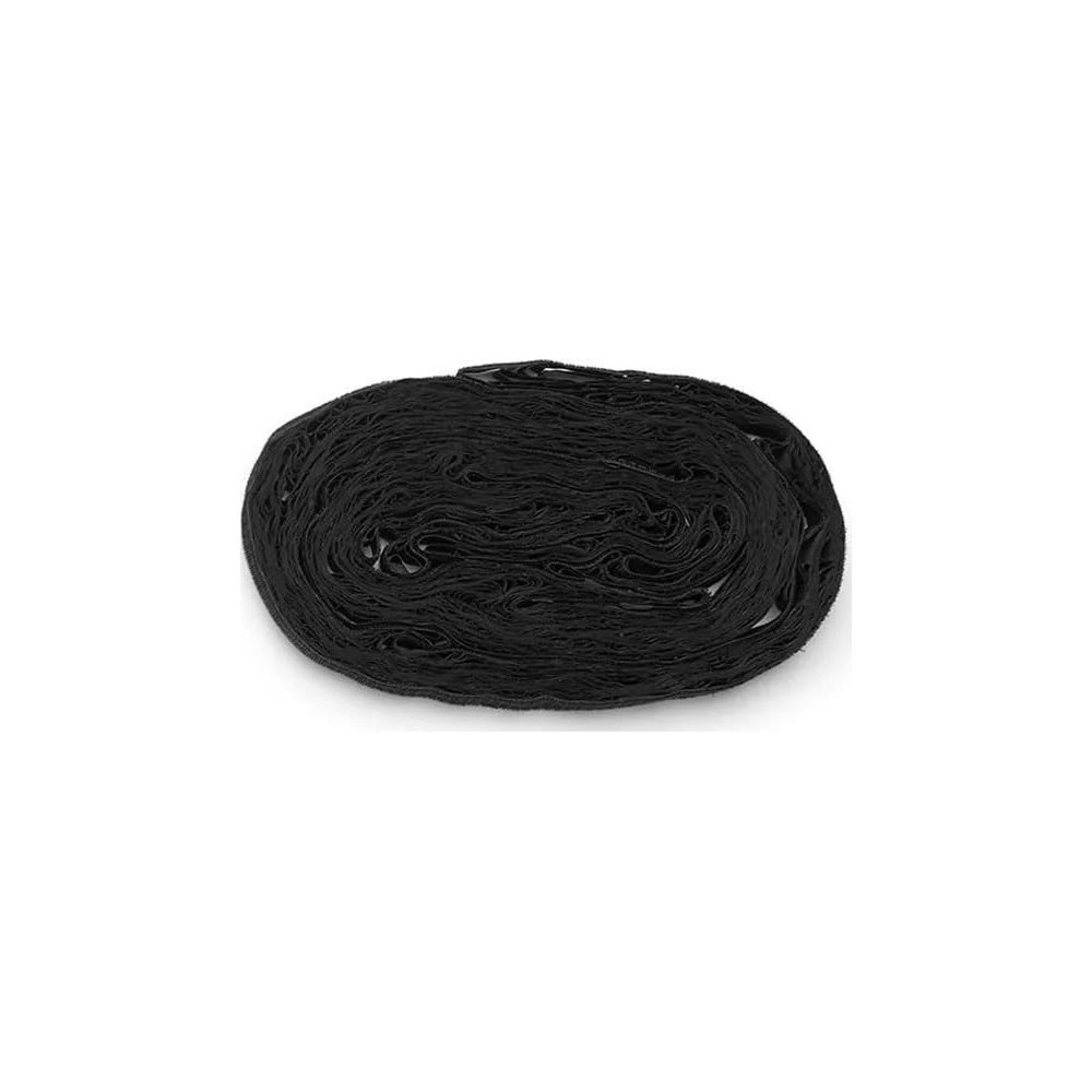 Un rouleau de tissu noir enroulé sur fond blanc.