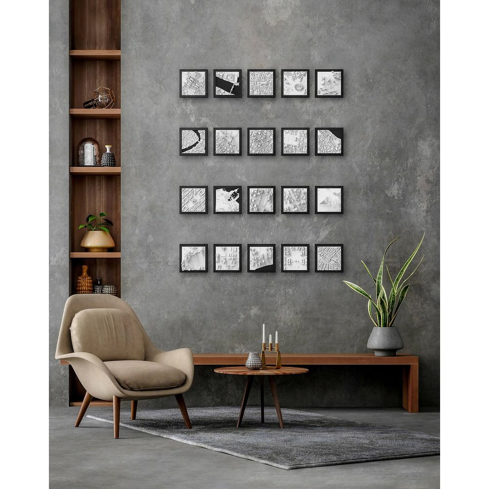 Un fauteuil devant une étagère et un mur d'art de cartes de ville.