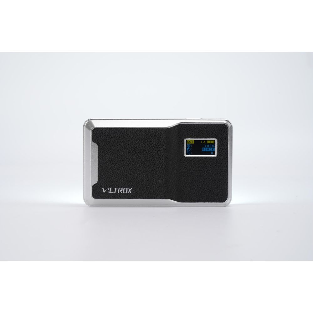 Lumière LED Viltrox avec surface noire texturée, cadre argenté et petit écran.
