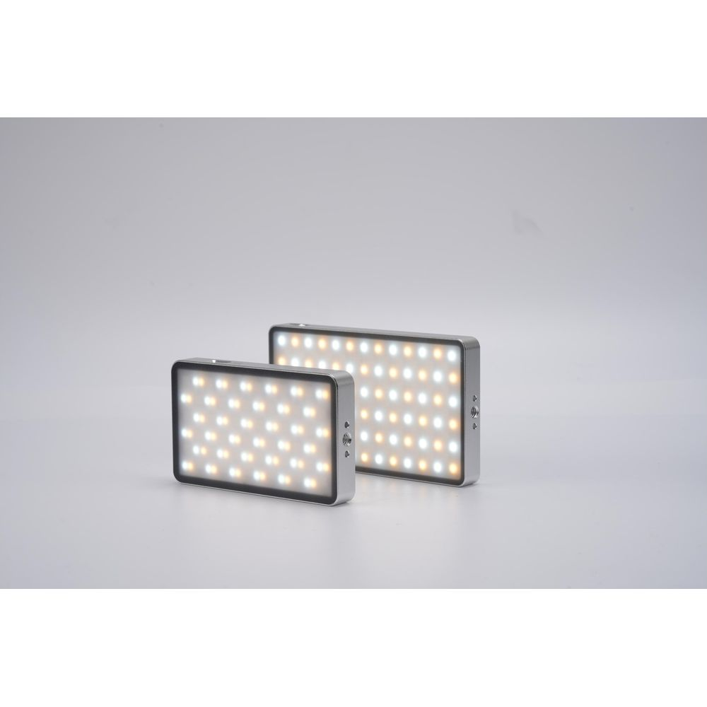 Deux lumières LED rectangulaires avec cadres argentés sur fond gris.