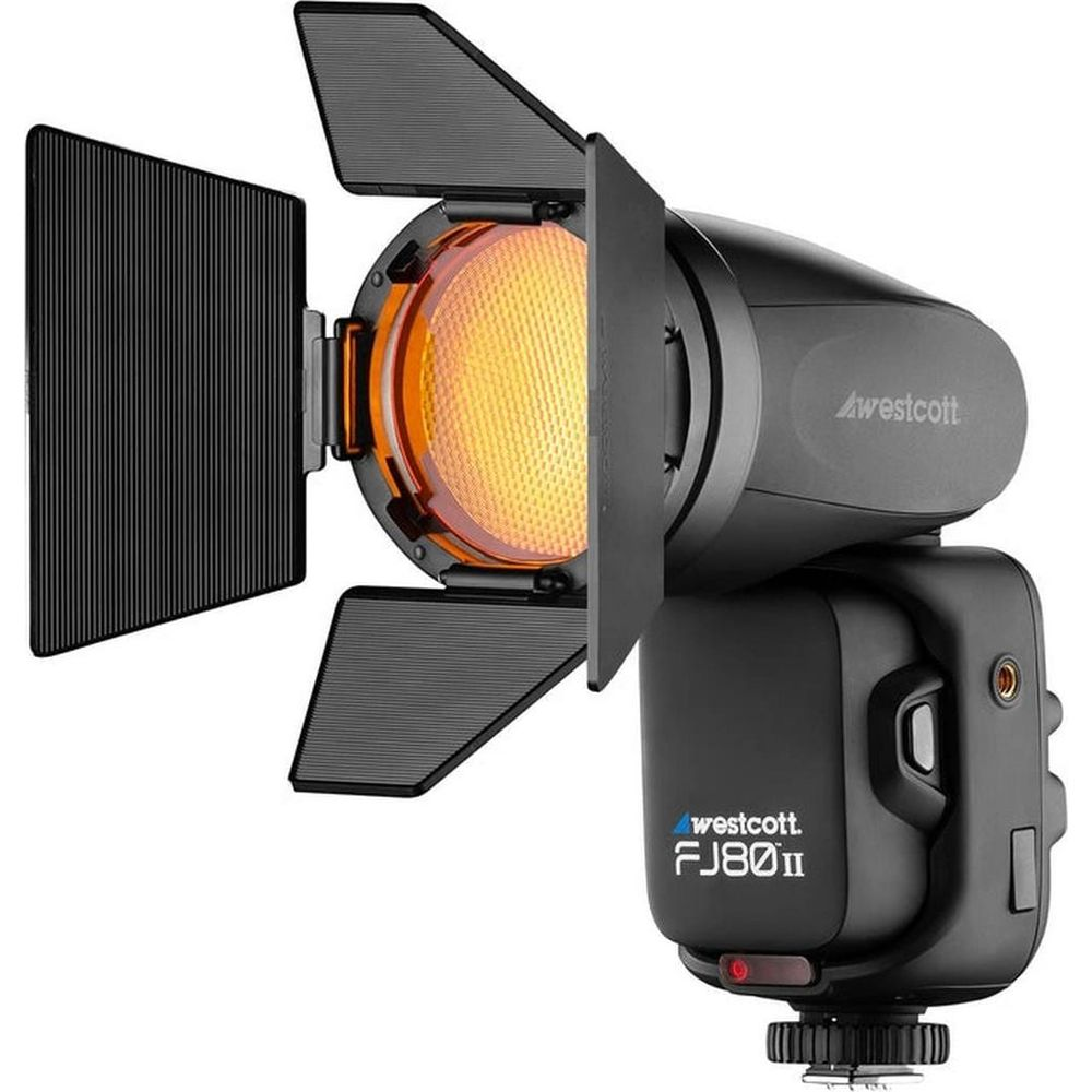 Tête de flash Westcott FJ80 II avec volets et lumière orange.