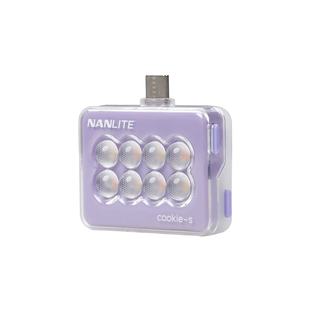 Un cube lumineux LED Nanlite violet avec huit lentilles et connecteur USB-C.