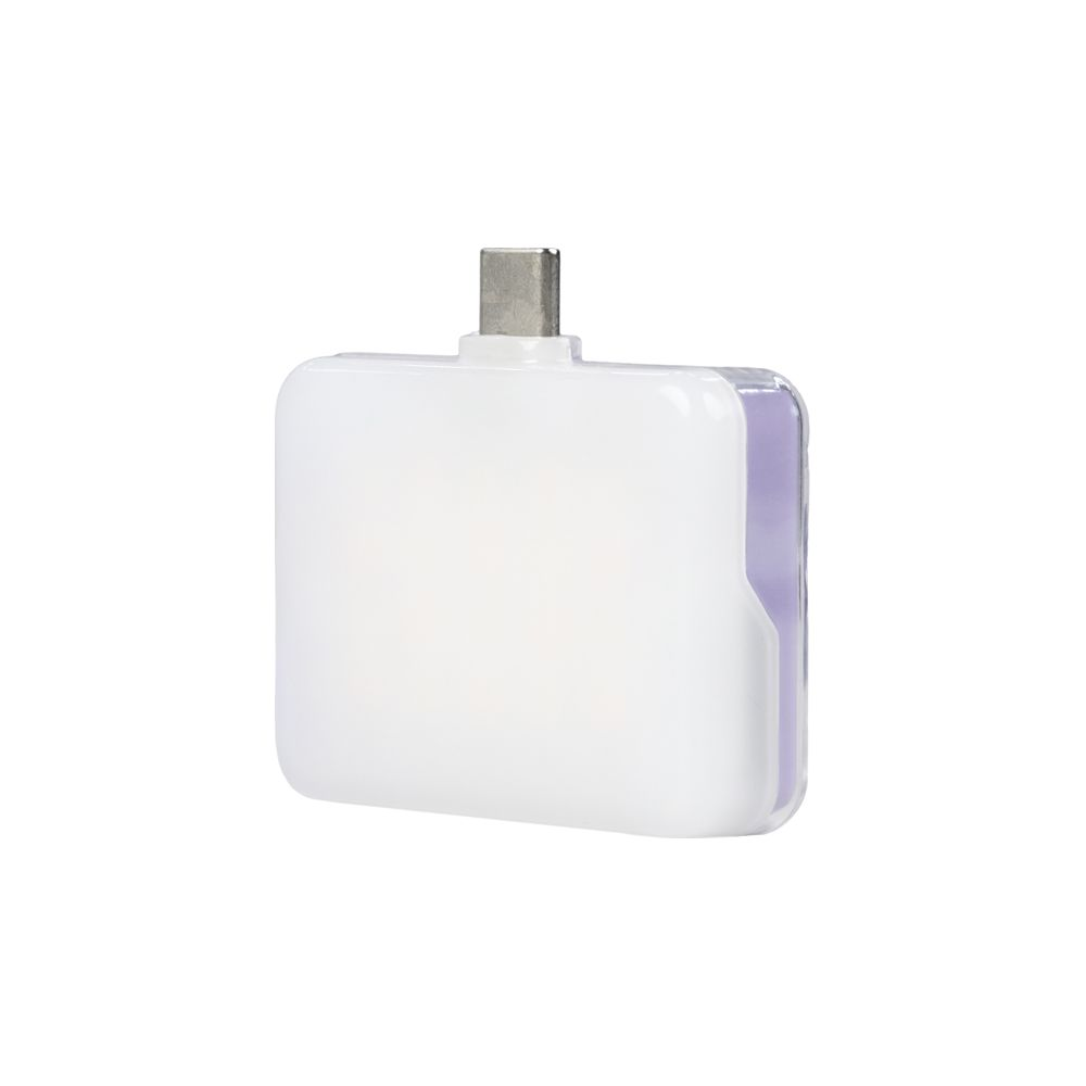 Un adaptateur blanc avec une prise argentée et des accents violets.