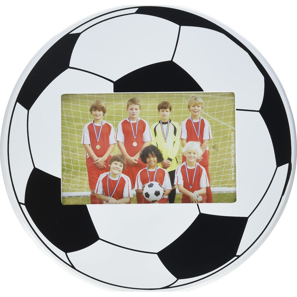 Cadre de football avec des enfants en maillot et médailles devant un filet.