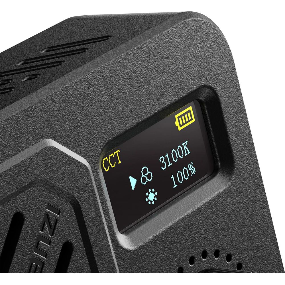 Un appareil noir affiche 3100K sur un petit écran avec icône de batterie.