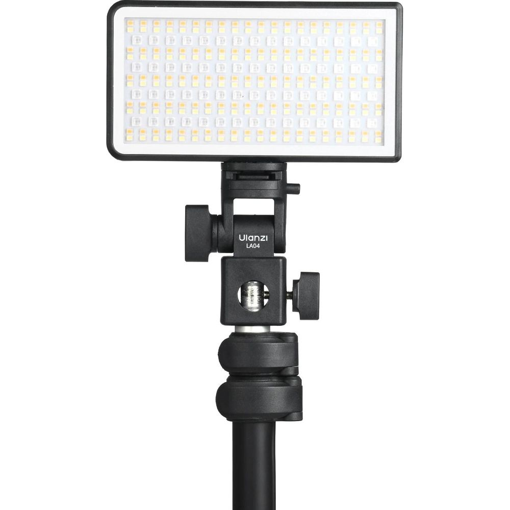Une lumière LED Ulanzi LA04 noire est montée sur un support réglable noir.