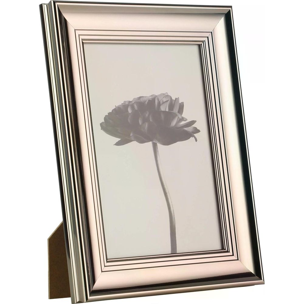 Una cornice portafoto argentata su un supporto che espone un singolo fiore.