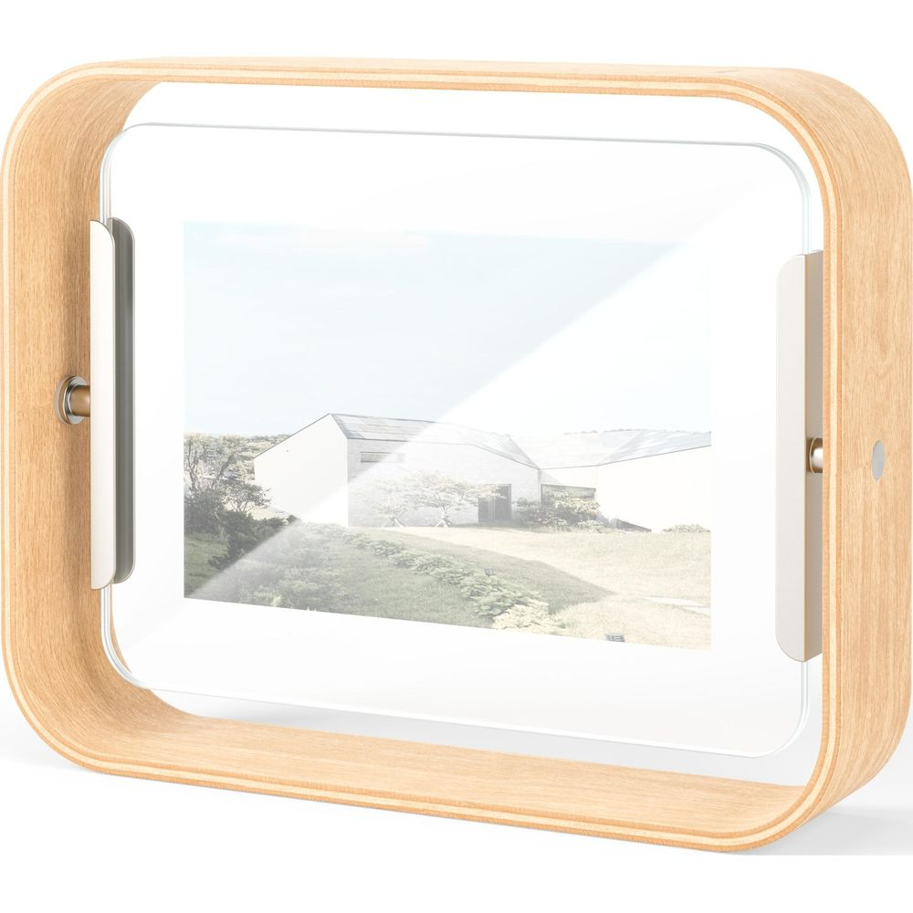 Un cadre en bois avec une photo d'une maison moderne et d'herbe verte.
