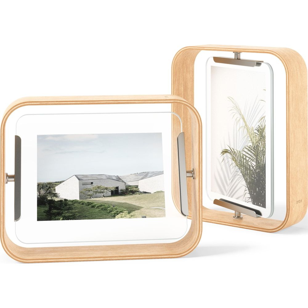 Deux cadres photo numériques en bois, l'un avec une image de maison, l'autre une plante.