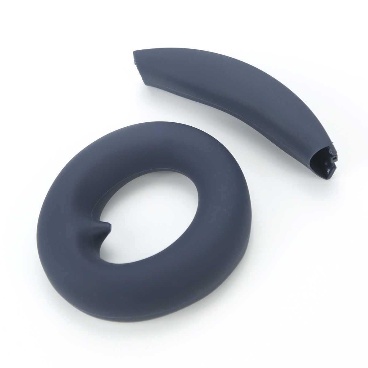 Due parti curve in plastica grigio scuro su sfondo bianco.