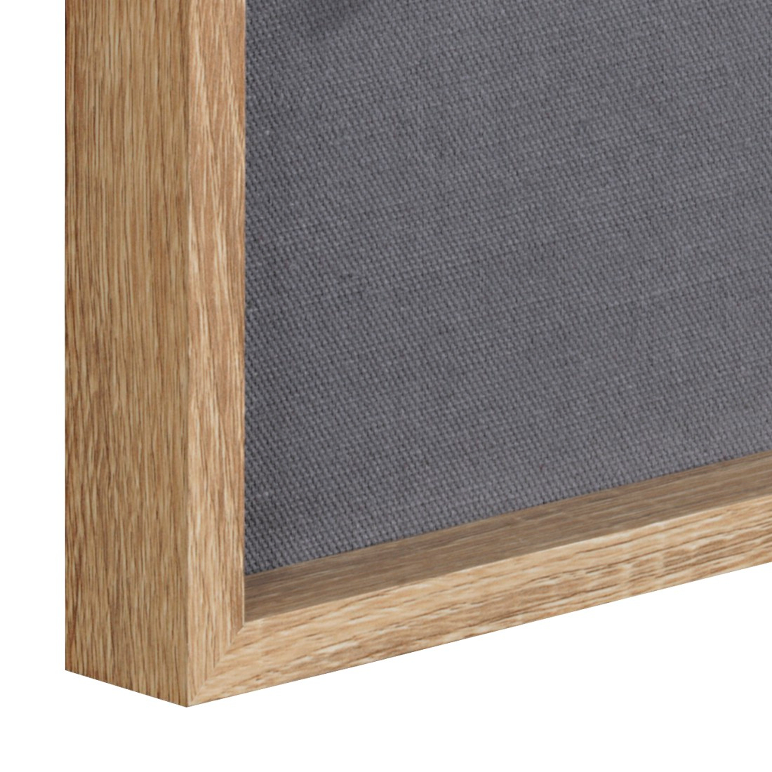 Ein Holzrahmen umgibt ein graues Stoffgewebe. Nahaufnahme.