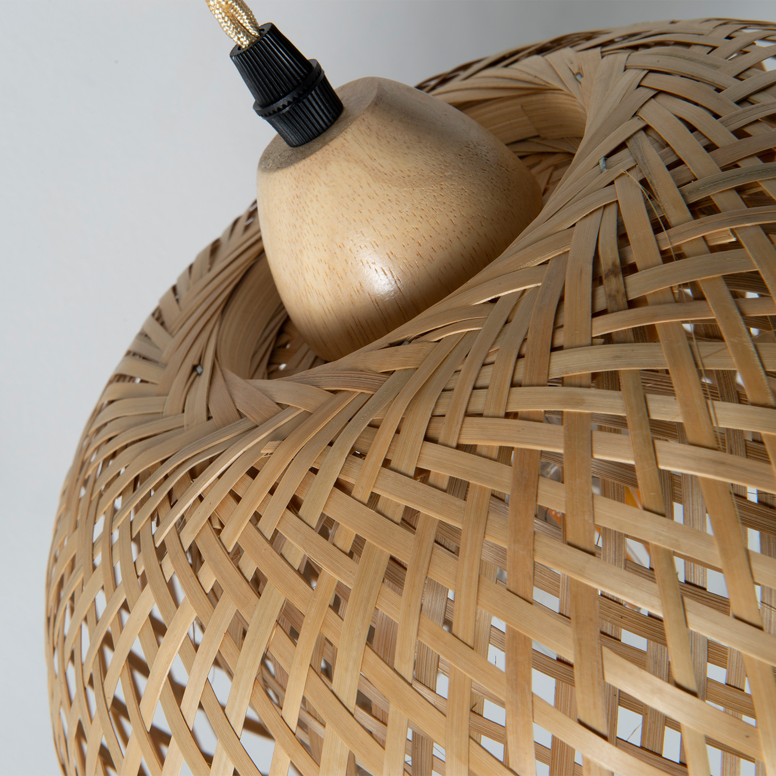 Lámpara colgante de bambú tejido con elementos de madera.