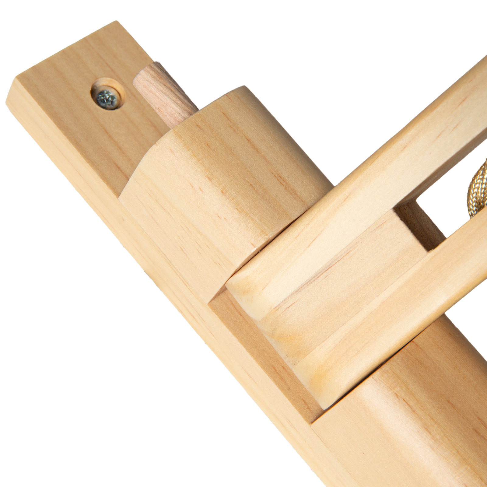 Primer plano de un mecanismo de madera con un taco de madera que sobresale de un agujero.