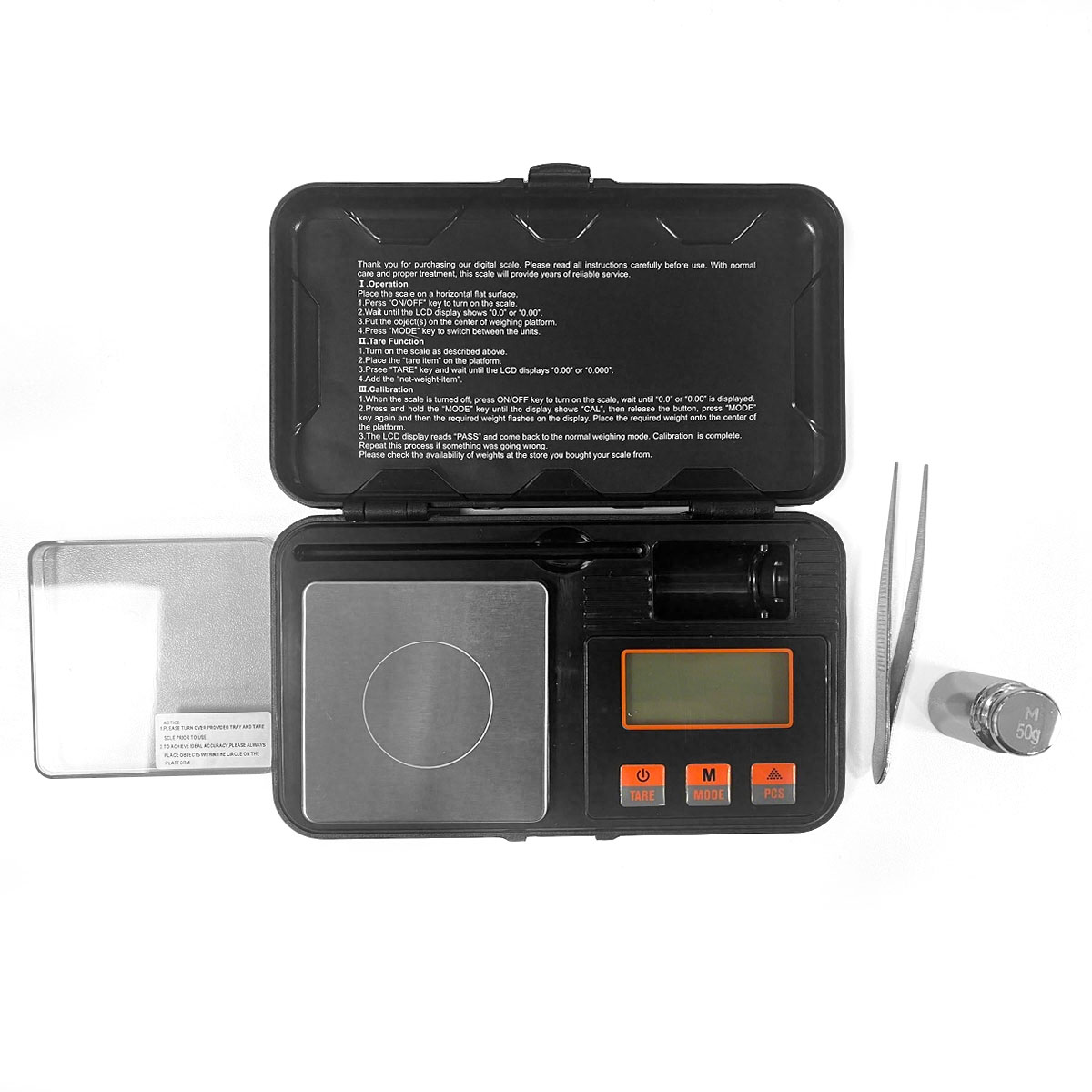 Eine offene digitale Waage mit LCD-Bildschirm, Tasten und einer Metallplattform. Daneben liegen Pinzetten und ein 50-g-Gewicht.