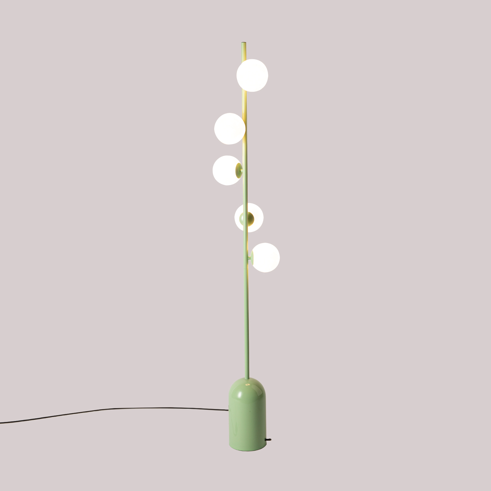 Lámpara de pie verde con cinco luces esféricas blancas en un poste delgado.