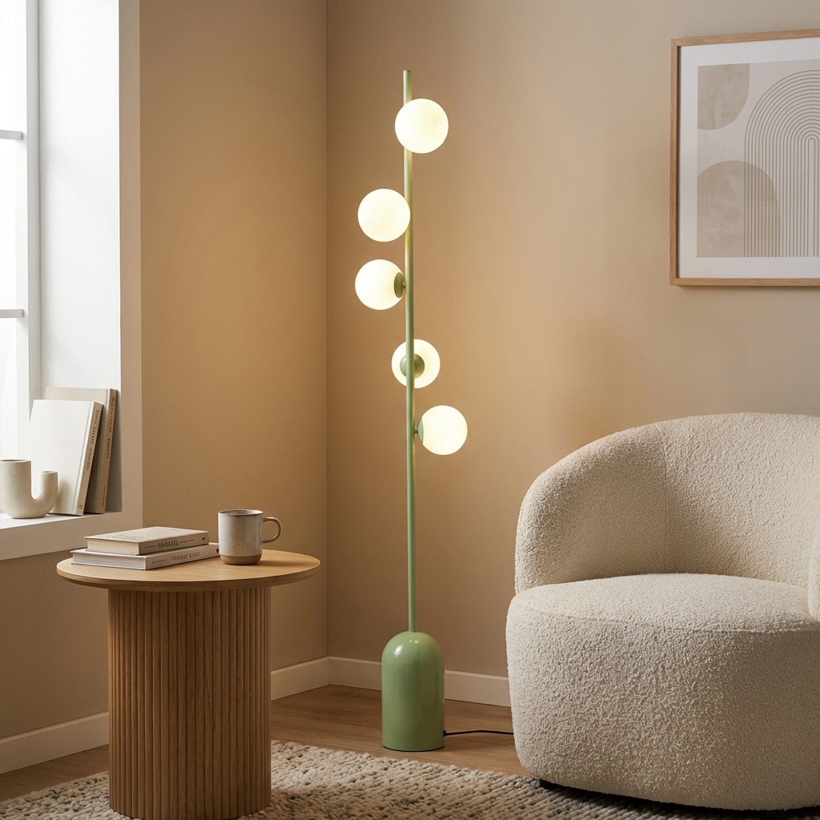 Una lámpara de pie verde moderna con cinco esferas se encuentra junto a un sillón beige.