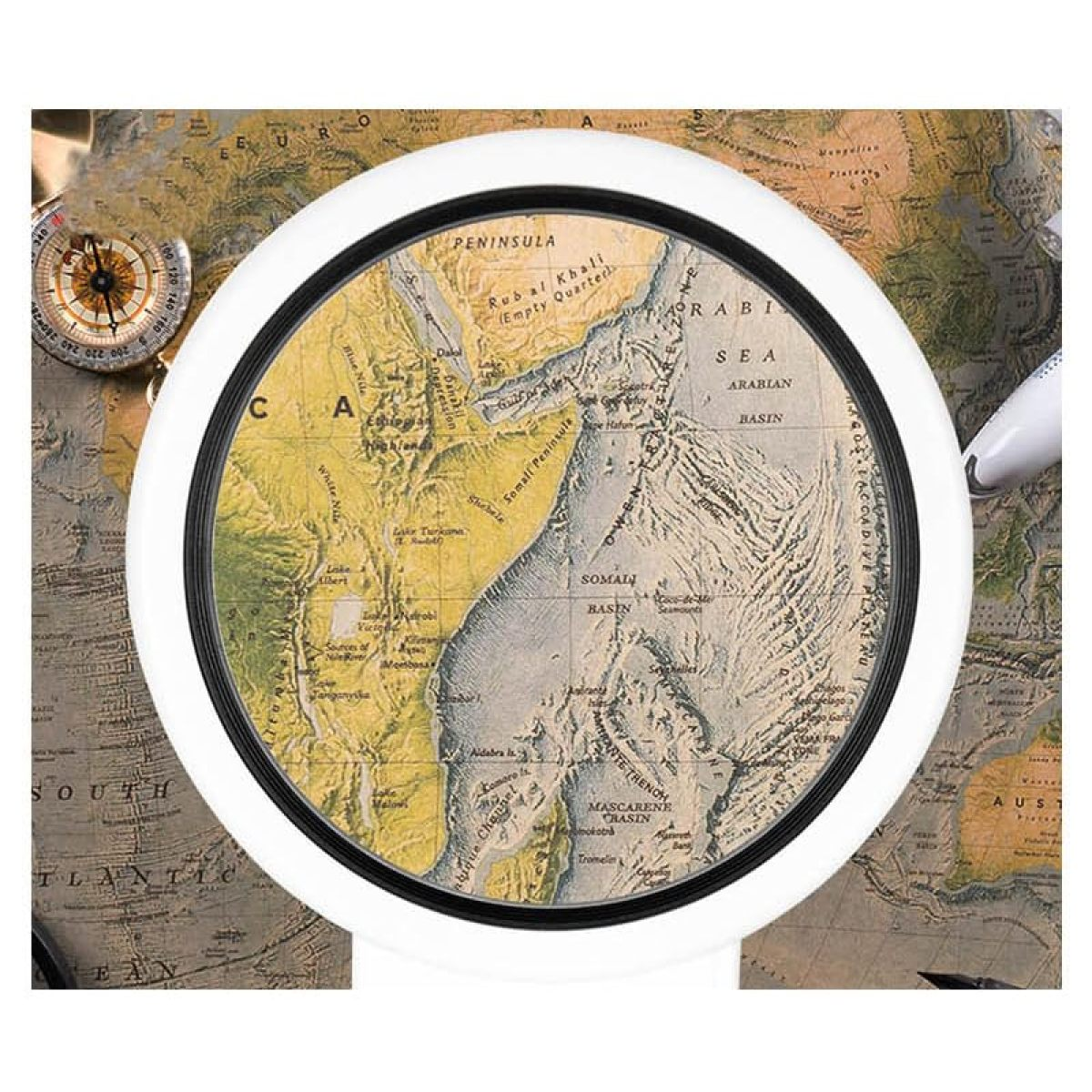 Lupe zeigt Karte von Afrika und Arabien mit Kompass und Flugzeug im Hintergrund.